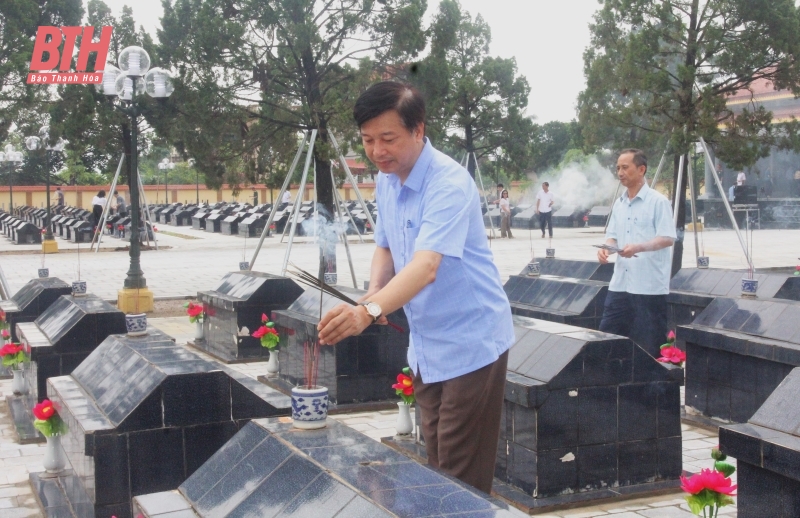 Phó trưởng Đoàn ĐBQH Mai Văn Hải viếng nghĩa trang liệt sĩ và thăm hỏi, tặng quà các gia đình chính sách các huyện Nga Sơn, Hoằng Hoá