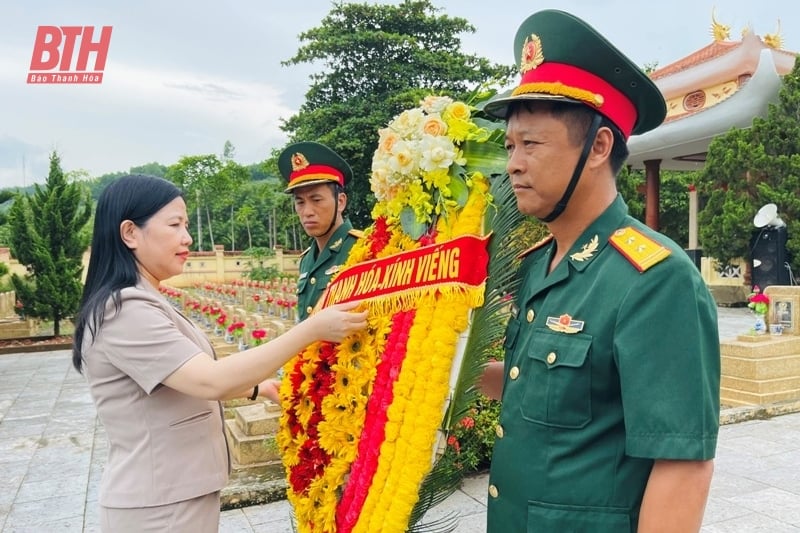 Trưởng Ban Dân vận Tỉnh ủy, Chủ tịch Ủy ban MTTQ tỉnh viếng các Anh hùng liệt sĩ và thăm, tặng quà gia đình chính sách huyện Thạch Thành