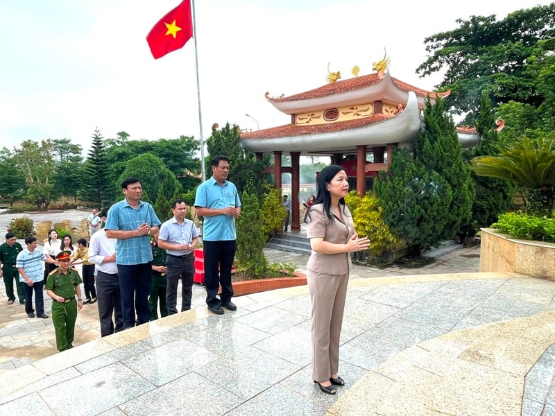 Trưởng Ban Dân vận Tỉnh ủy, Chủ tịch Ủy ban MTTQ tỉnh viếng các Anh hùng liệt sĩ và thăm, tặng quà gia đình chính sách huyện Thạch Thành