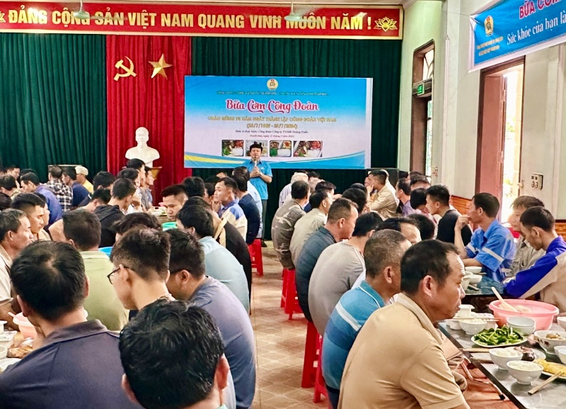 “Bữa cơm công đoàn” cho công nhân lao động Công ty TNHH Hoàng Tuấn