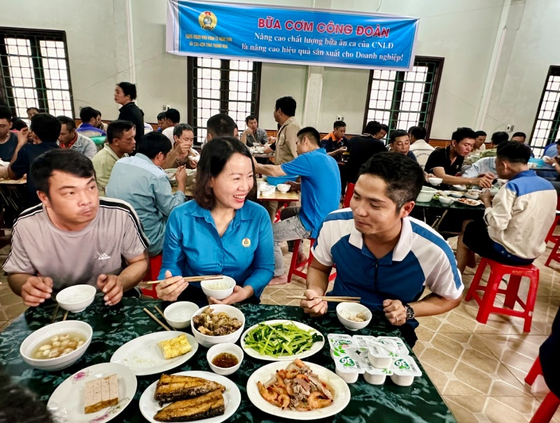 “Bữa cơm công đoàn” cho công nhân lao động Công ty TNHH Hoàng Tuấn