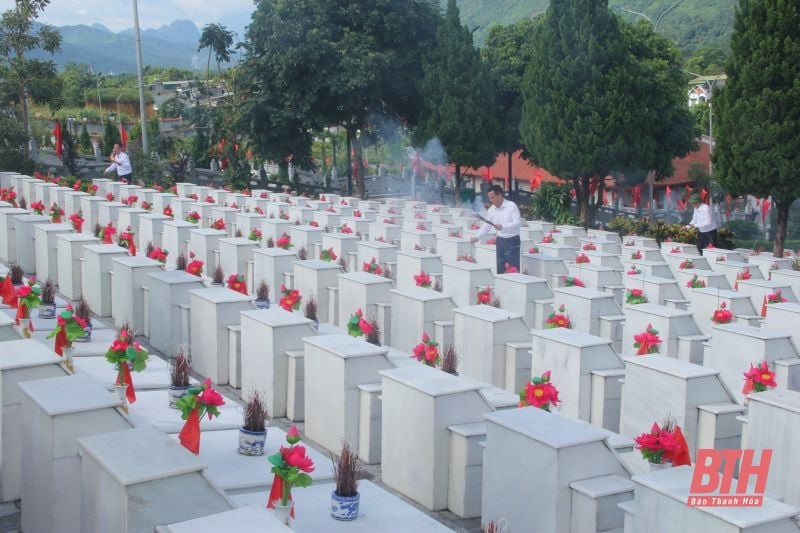 Une délégation de la province de Thanh Hoa a rendu visite aux héros et aux martyrs de la province de Ha Giang