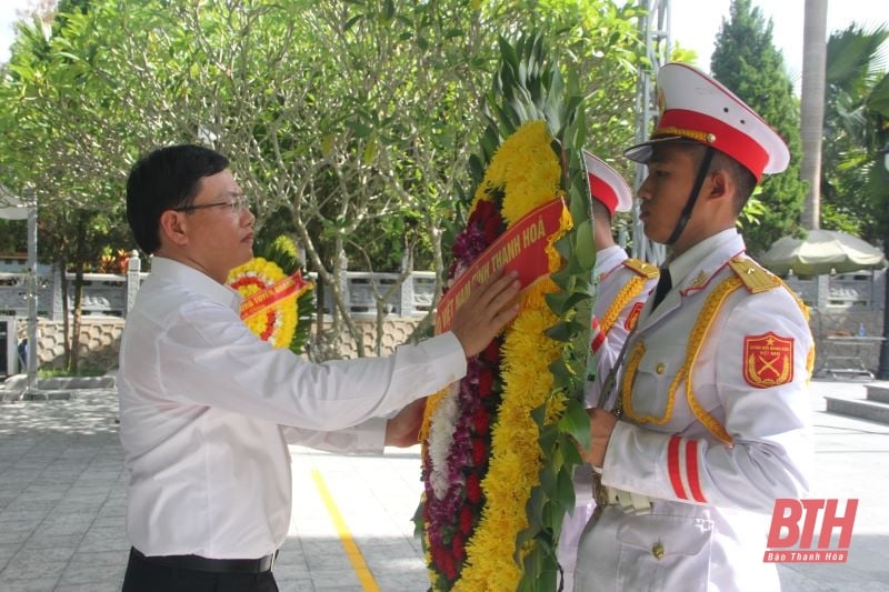 Une délégation de la province de Thanh Hoa a rendu visite aux héros et aux martyrs de la province de Ha Giang