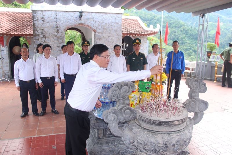 Đoàn đại biểu tỉnh Thanh Hóa viếng các anh hùng, liệt sỹ tại tỉnh Hà Giang