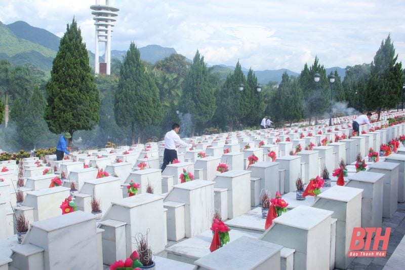 Une délégation de la province de Thanh Hoa a rendu visite aux héros et aux martyrs de la province de Ha Giang