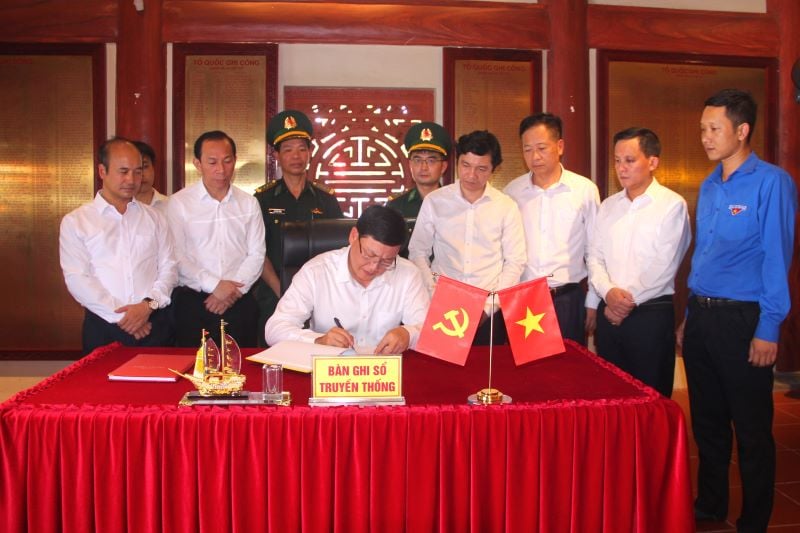 Une délégation de la province de Thanh Hoa a rendu visite aux héros et aux martyrs de la province de Ha Giang