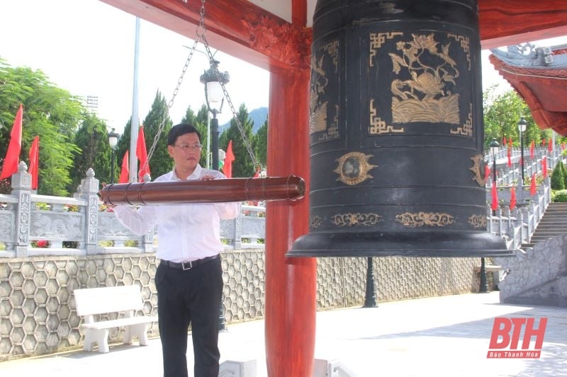 Une délégation de la province de Thanh Hoa a rendu visite aux héros et aux martyrs de la province de Ha Giang