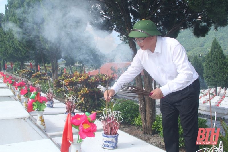 Une délégation de la province de Thanh Hoa a rendu visite aux héros et aux martyrs de la province de Ha Giang