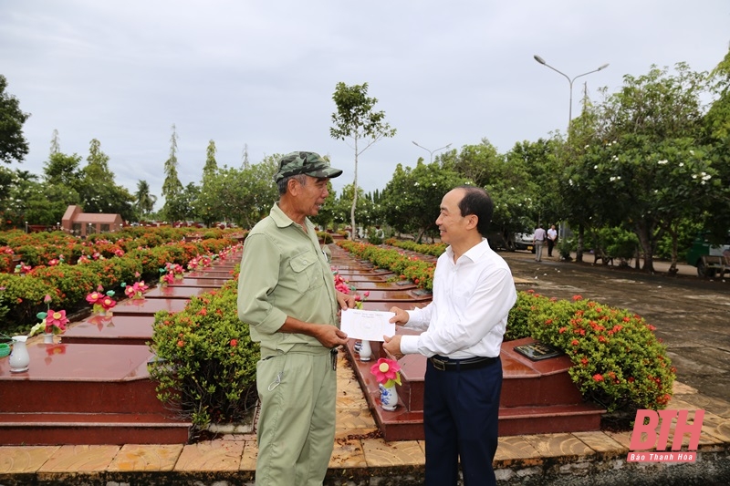 Đoàn đại biểu tỉnh Thanh Hóa viếng anh hùng liệt sĩ tại các nghĩa trang liệt sĩ TP Cần Thơ