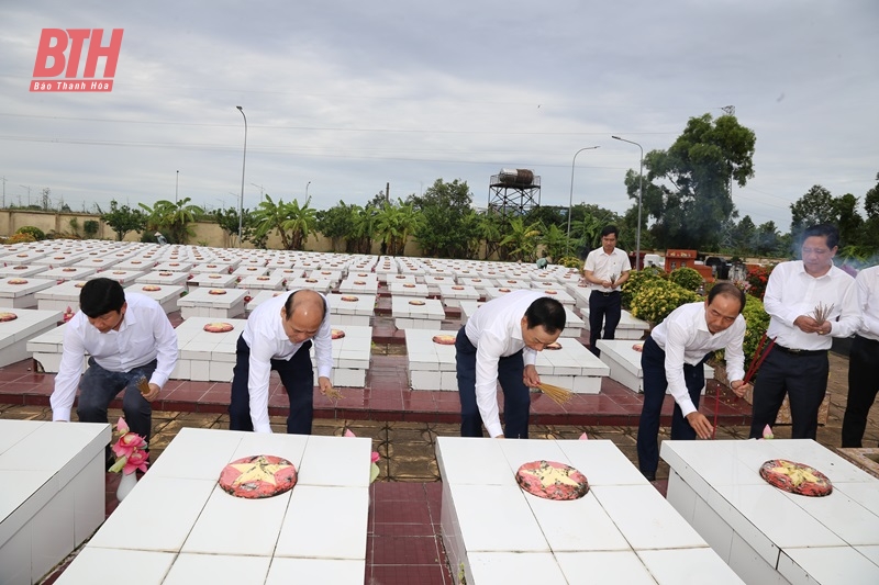 Đoàn đại biểu tỉnh Thanh Hóa viếng anh hùng liệt sĩ tại các nghĩa trang liệt sĩ TP Cần Thơ