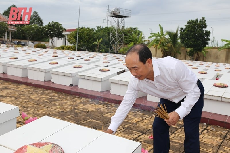 Đoàn đại biểu tỉnh Thanh Hóa viếng anh hùng liệt sĩ tại các nghĩa trang liệt sĩ TP Cần Thơ