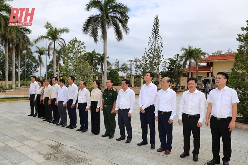 Đoàn đại biểu tỉnh Thanh Hóa viếng anh hùng liệt sĩ tại các nghĩa trang liệt sĩ TP Cần Thơ