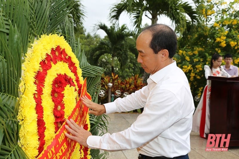 Đoàn đại biểu tỉnh Thanh Hóa viếng anh hùng liệt sĩ tại các nghĩa trang liệt sĩ TP Cần Thơ