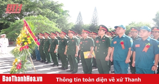 Le commandement militaire provincial de Thanh Hoa offre de l'encens et des fleurs en l'honneur du président Ho Chi Minh