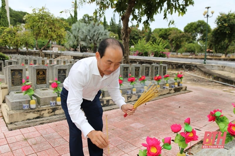 Đoàn đại biểu tỉnh viếng anh hùng liệt sĩ tại các nghĩa trang liệt sĩ tỉnh Tây Ninh