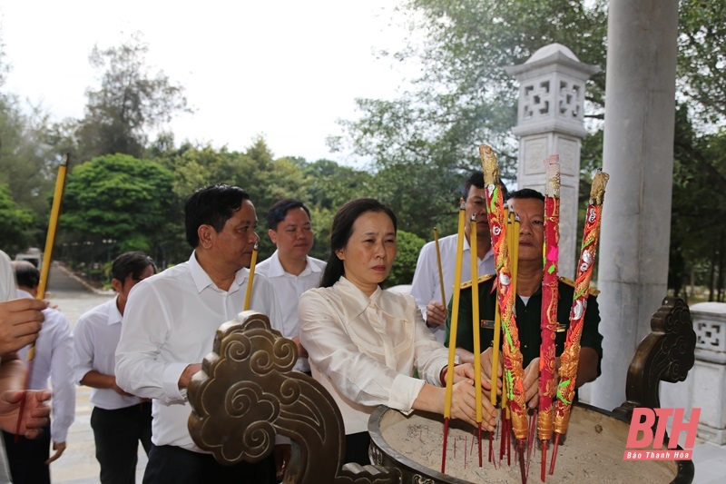 Đoàn đại biểu tỉnh viếng anh hùng liệt sĩ tại các nghĩa trang liệt sĩ tỉnh Tây Ninh