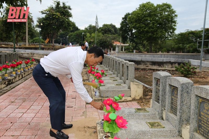 Đoàn đại biểu tỉnh viếng anh hùng liệt sĩ tại các nghĩa trang liệt sĩ tỉnh Tây Ninh