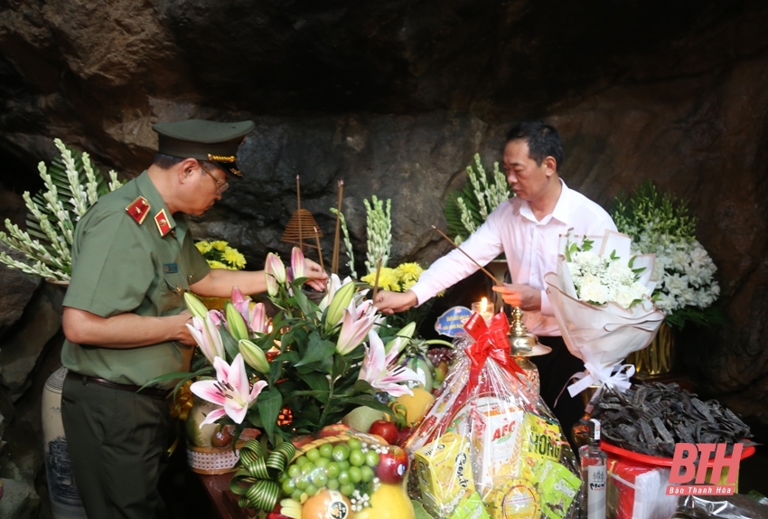 Phó Bí thư Tỉnh ủy Trịnh Tuấn Sinh viếng mộ Đại tướng Võ Nguyên Giáp, hang Tám Cô và các nghĩa trang liệt sĩ tại tỉnh Quảng Bình, Quảng Trị