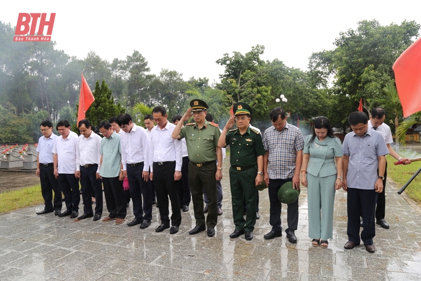 Phó Bí thư Tỉnh ủy Trịnh Tuấn Sinh viếng mộ Đại tướng Võ Nguyên Giáp, hang Tám Cô và các nghĩa trang liệt sĩ tại tỉnh Quảng Bình, Quảng Trị