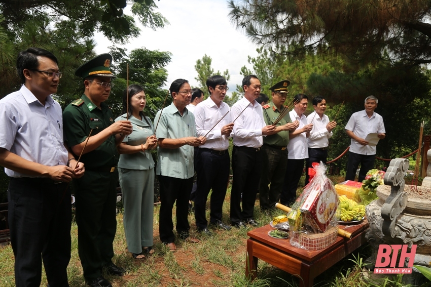 Phó Bí thư Tỉnh ủy Trịnh Tuấn Sinh viếng mộ Đại tướng Võ Nguyên Giáp, hang Tám Cô và các nghĩa trang liệt sĩ tại tỉnh Quảng Bình, Quảng Trị