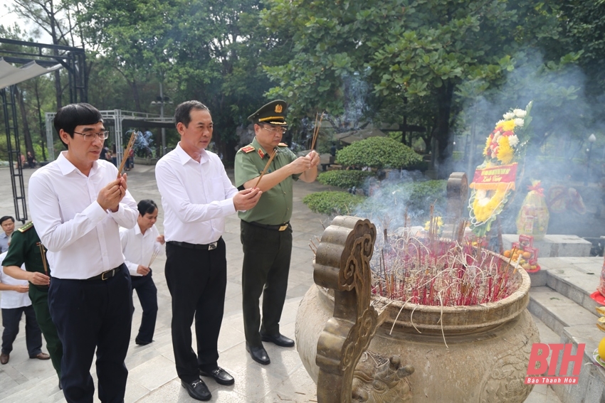 Phó Bí thư Tỉnh ủy Trịnh Tuấn Sinh viếng mộ Đại tướng Võ Nguyên Giáp, hang Tám Cô và các nghĩa trang liệt sĩ tại tỉnh Quảng Bình, Quảng Trị