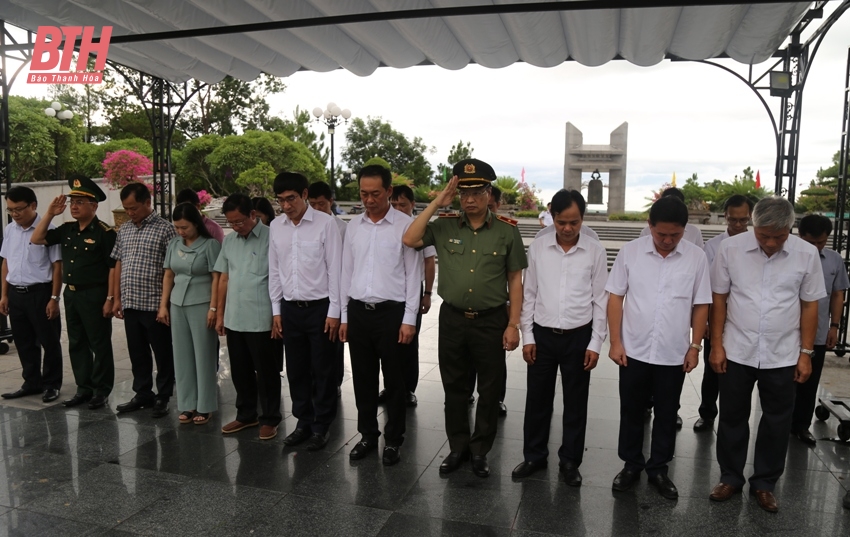 Phó Bí thư Tỉnh ủy Trịnh Tuấn Sinh viếng mộ Đại tướng Võ Nguyên Giáp, hang Tám Cô và các nghĩa trang liệt sĩ tại tỉnh Quảng Bình, Quảng Trị