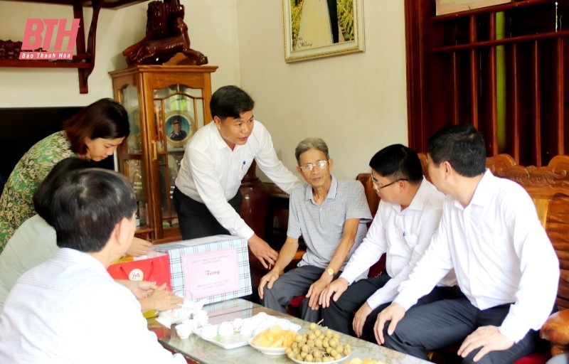 Đoàn đại biểu tỉnh viếng nghĩa trang liệt sĩ; thăm, tặng quà gia đình chính sách tại huyện Yên Định