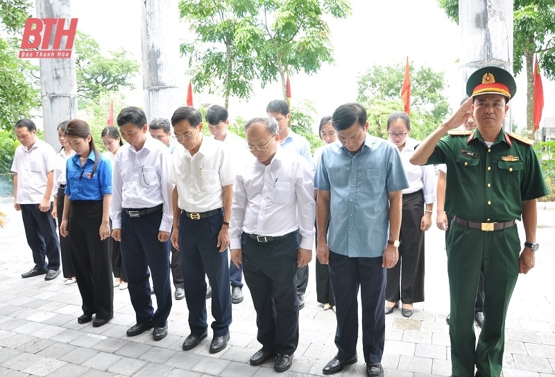 Đoàn đại biểu tỉnh dâng hương khu di tích; thăm hỏi, tặng quà các gia đình chính sách huyện Đông Sơn