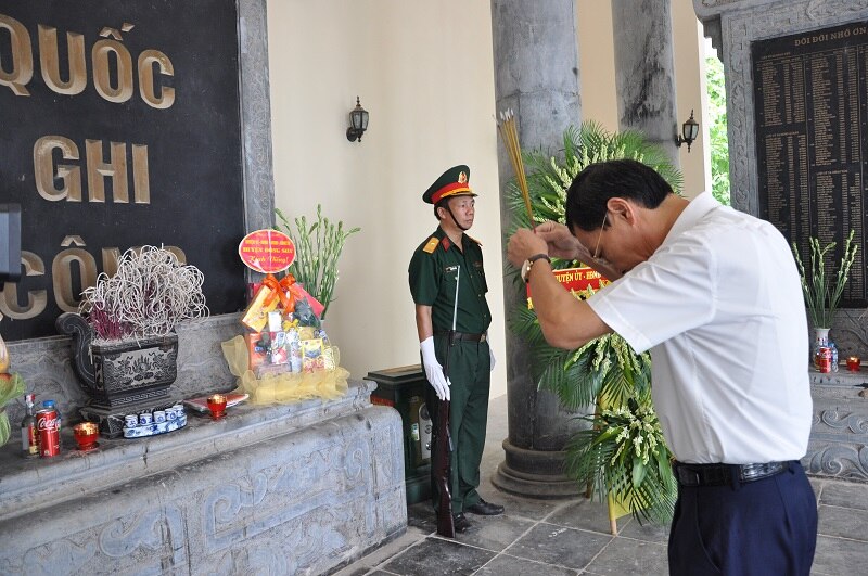 Đoàn đại biểu tỉnh dâng hương khu di tích; thăm hỏi, tặng quà các gia đình chính sách huyện Đông Sơn