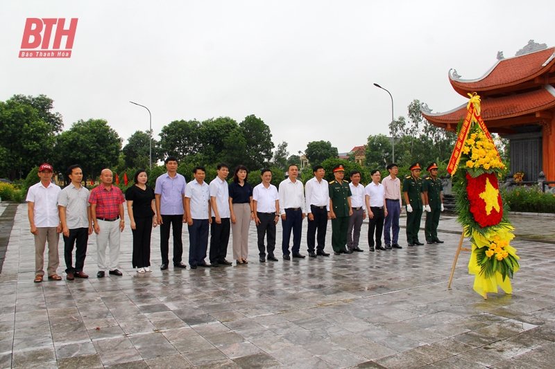 Bí thư Đảng ủy Khối Cơ quan và Doanh nghiệp tỉnh Trần Văn Hải viếng nghĩa trang liệt sĩ; thăm, tặng quà gia đình chính sách huyện Quảng Xương