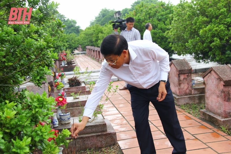 Bí thư Đảng ủy Khối Cơ quan và Doanh nghiệp tỉnh Trần Văn Hải viếng nghĩa trang liệt sĩ; thăm, tặng quà gia đình chính sách huyện Quảng Xương