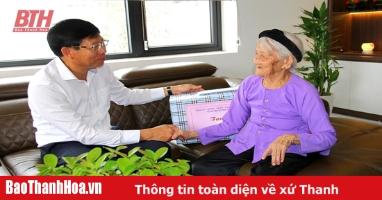 Bí thư Đảng ủy Khối Cơ quan và Doanh nghiệp tỉnh Trần Văn Hải viếng nghĩa trang liệt sĩ; thăm, tặng quà gia đình chính sách huyện Quảng Xương