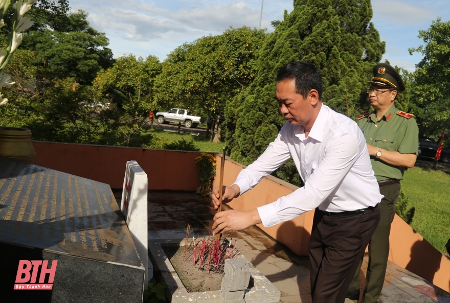 El subsecretario del Comité Provincial del Partido, Trinh Tuan Sinh, visitó a los heroicos mártires en la ciudadela de Quang Tri y el monumento conmemorativo del pelotón Mai Quoc Ca.