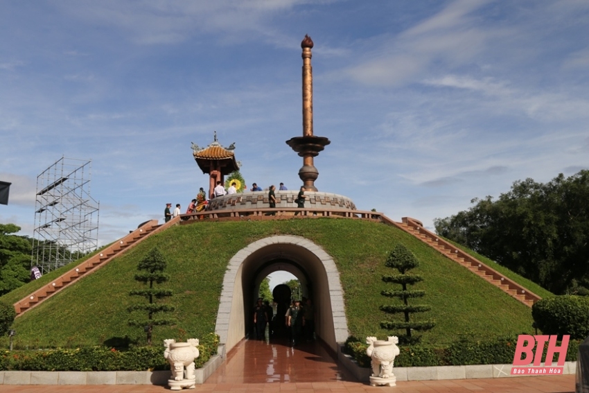 El subsecretario del Comité Provincial del Partido, Trinh Tuan Sinh, visitó a los heroicos mártires en la ciudadela de Quang Tri y el monumento conmemorativo del pelotón Mai Quoc Ca.