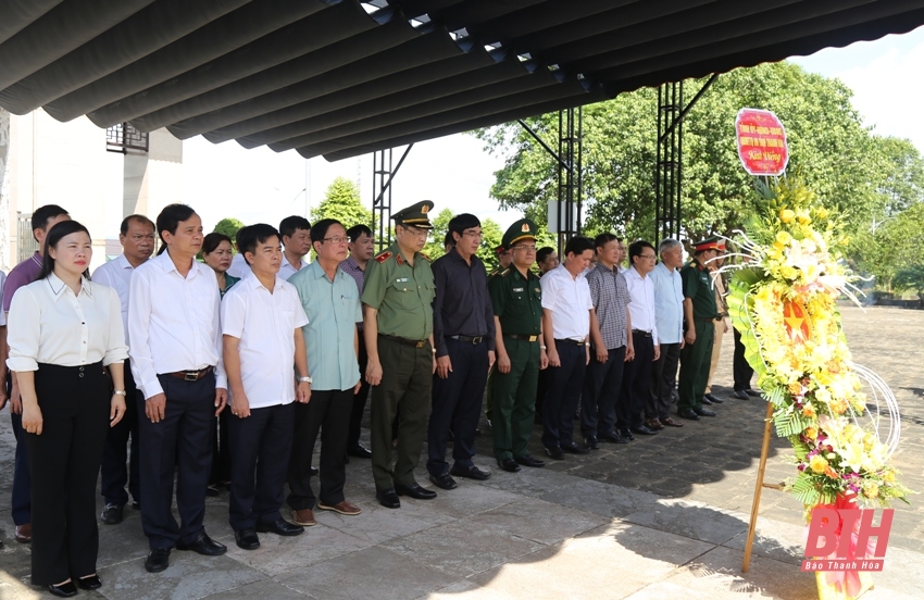 El subsecretario del Comité Provincial del Partido, Trinh Tuan Sinh, visitó a los heroicos mártires en la ciudadela de Quang Tri y el monumento conmemorativo del pelotón Mai Quoc Ca.