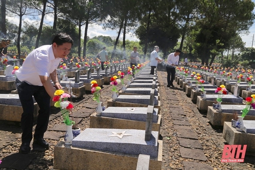 El subsecretario del Comité Provincial del Partido, Trinh Tuan Sinh, visitó a los heroicos mártires en la ciudadela de Quang Tri y el monumento conmemorativo del pelotón Mai Quoc Ca.