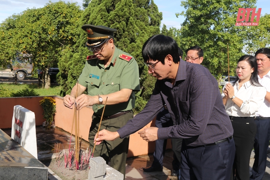 El subsecretario del Comité Provincial del Partido, Trinh Tuan Sinh, visitó a los heroicos mártires en la ciudadela de Quang Tri y el monumento conmemorativo del pelotón Mai Quoc Ca.