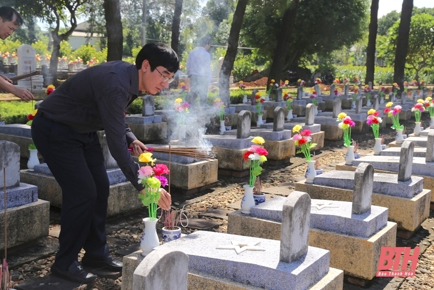 El subsecretario del Comité Provincial del Partido, Trinh Tuan Sinh, visitó a los heroicos mártires en la ciudadela de Quang Tri y el monumento conmemorativo del pelotón Mai Quoc Ca.