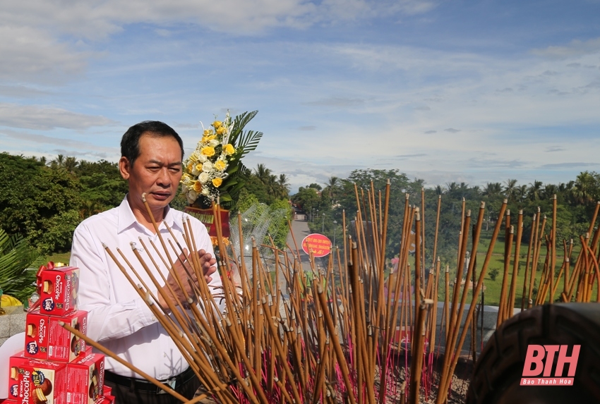 El subsecretario del Comité Provincial del Partido, Trinh Tuan Sinh, visitó a los heroicos mártires en la ciudadela de Quang Tri y el monumento conmemorativo del pelotón Mai Quoc Ca.