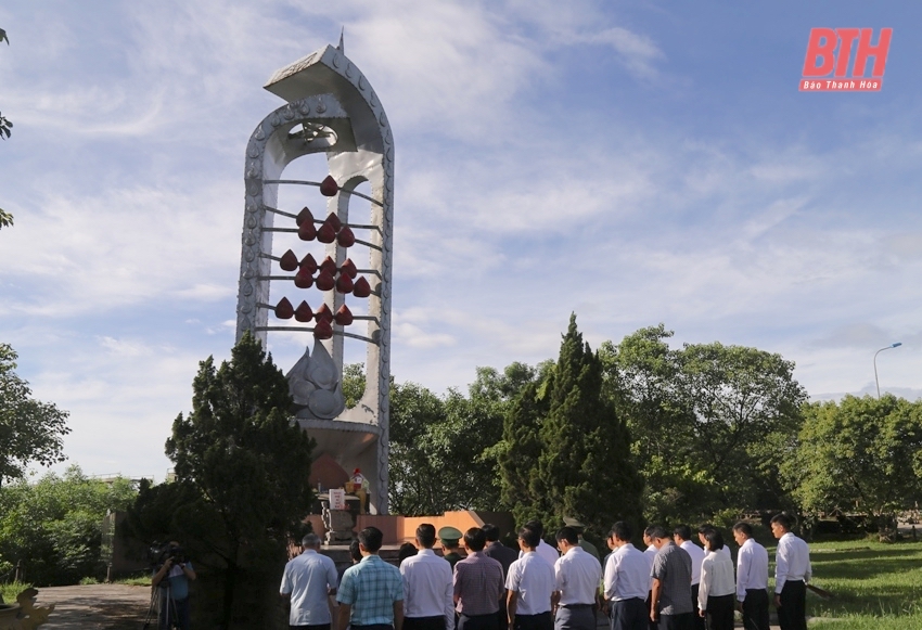 El subsecretario del Comité Provincial del Partido, Trinh Tuan Sinh, visitó a los heroicos mártires en la ciudadela de Quang Tri y el monumento conmemorativo del pelotón Mai Quoc Ca.