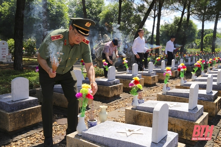 El subsecretario del Comité Provincial del Partido, Trinh Tuan Sinh, visitó a los heroicos mártires en la ciudadela de Quang Tri y el monumento conmemorativo del pelotón Mai Quoc Ca.