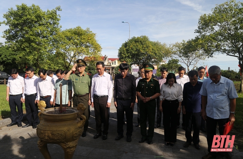 El subsecretario del Comité Provincial del Partido, Trinh Tuan Sinh, visitó a los heroicos mártires en la ciudadela de Quang Tri y el monumento conmemorativo del pelotón Mai Quoc Ca.