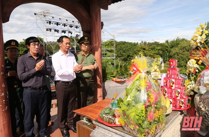 El subsecretario del Comité Provincial del Partido, Trinh Tuan Sinh, visitó a los heroicos mártires en la ciudadela de Quang Tri y el monumento conmemorativo del pelotón Mai Quoc Ca.