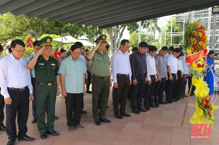 El subsecretario del Comité Provincial del Partido, Trinh Tuan Sinh, visitó a los heroicos mártires en la ciudadela de Quang Tri y el monumento conmemorativo del pelotón Mai Quoc Ca.