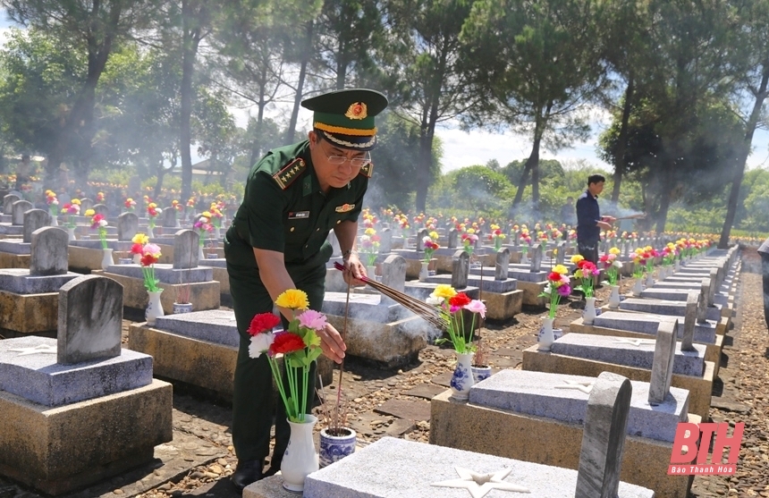 El subsecretario del Comité Provincial del Partido, Trinh Tuan Sinh, visitó a los heroicos mártires en la ciudadela de Quang Tri y el monumento conmemorativo del pelotón Mai Quoc Ca.