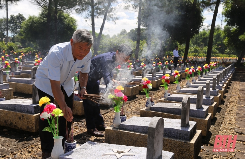 El subsecretario del Comité Provincial del Partido, Trinh Tuan Sinh, visitó a los heroicos mártires en la ciudadela de Quang Tri y el monumento conmemorativo del pelotón Mai Quoc Ca.