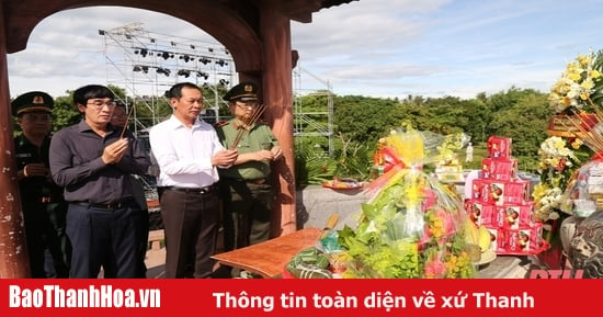 El subsecretario del Comité Provincial del Partido, Trinh Tuan Sinh, visitó a los heroicos mártires en la ciudadela de Quang Tri y el monumento conmemorativo del pelotón Mai Quoc Ca.