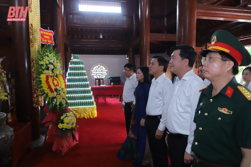 Bí thư Tỉnh ủy Đỗ Trọng Hưng dâng hoa, dâng hương các anh hùng liệt sĩ tại Nghĩa trang liệt sĩ quốc tế Việt - Lào và Khu di tích lịch sử Quốc gia Truông Bồn