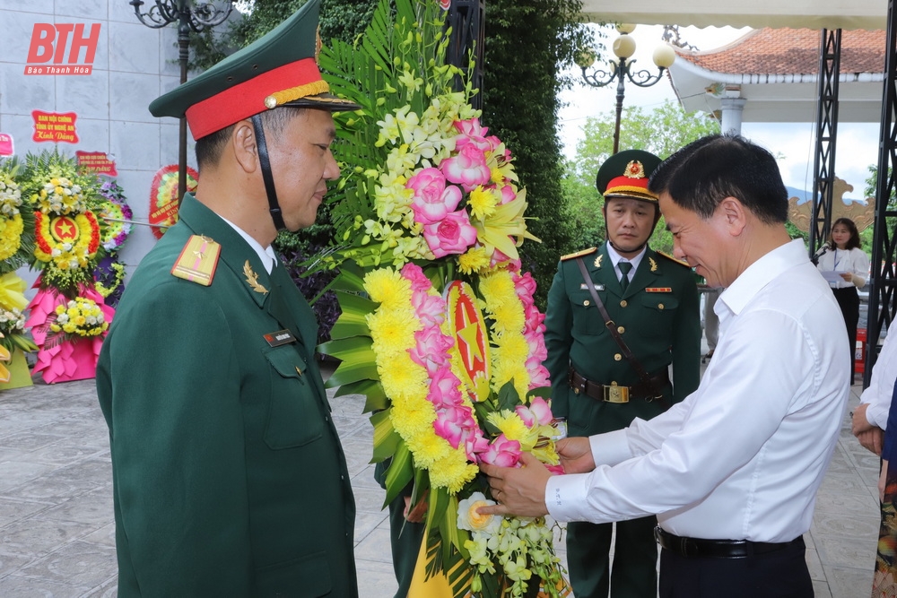 Bí thư Tỉnh ủy Đỗ Trọng Hưng dâng hoa, dâng hương các anh hùng liệt sĩ tại Nghĩa trang liệt sĩ quốc tế Việt - Lào và Khu di tích lịch sử Quốc gia Truông Bồn