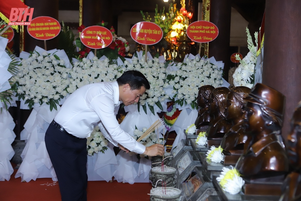 Bí thư Tỉnh ủy Đỗ Trọng Hưng dâng hoa, dâng hương các anh hùng liệt sĩ tại Nghĩa trang liệt sĩ quốc tế Việt - Lào và Khu di tích lịch sử Quốc gia Truông Bồn